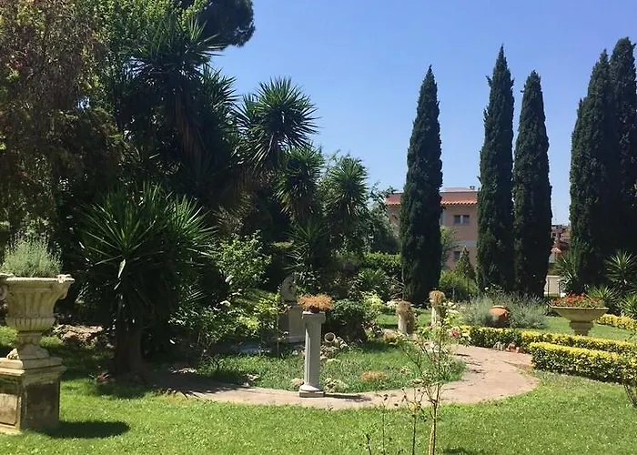 Rooma Hotellit uima-altaalla