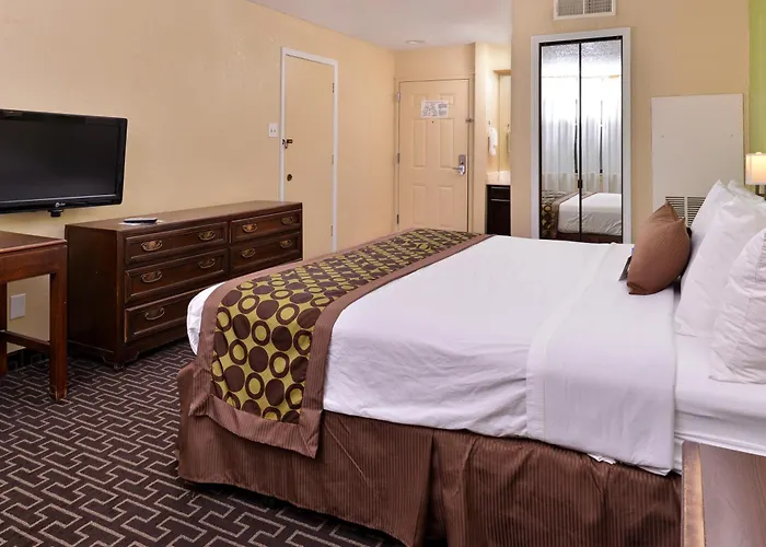 Tulsa Hotels with Pool