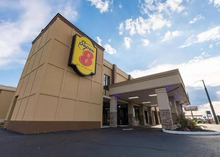 Goldsboro Hotels with Pool