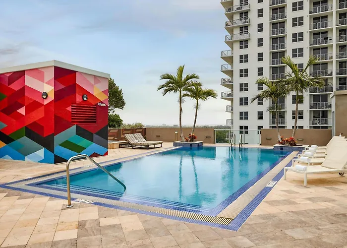 Hollywood Hotels with Pool