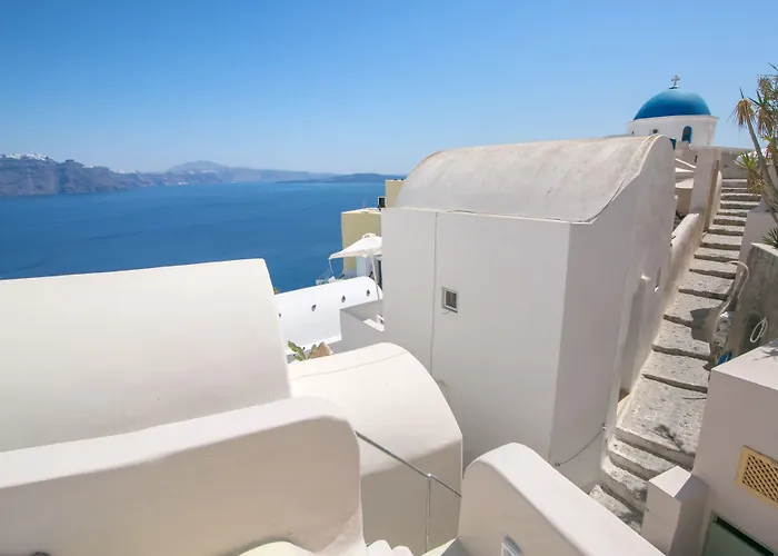 Oia (Santorini) Beach Hotels