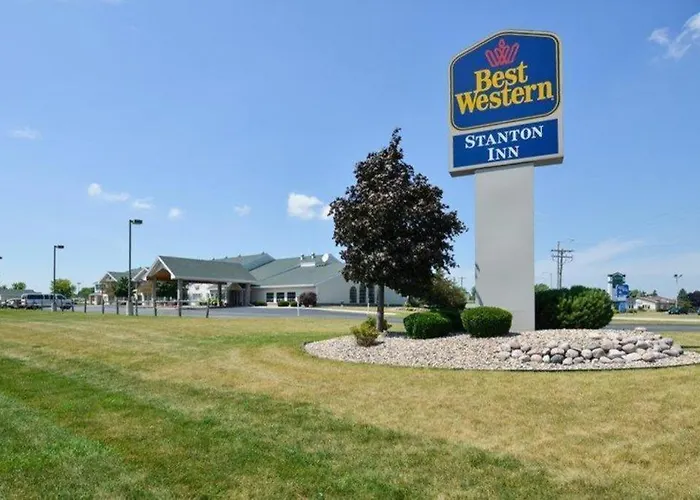 Manitowoc Hotels with Pool